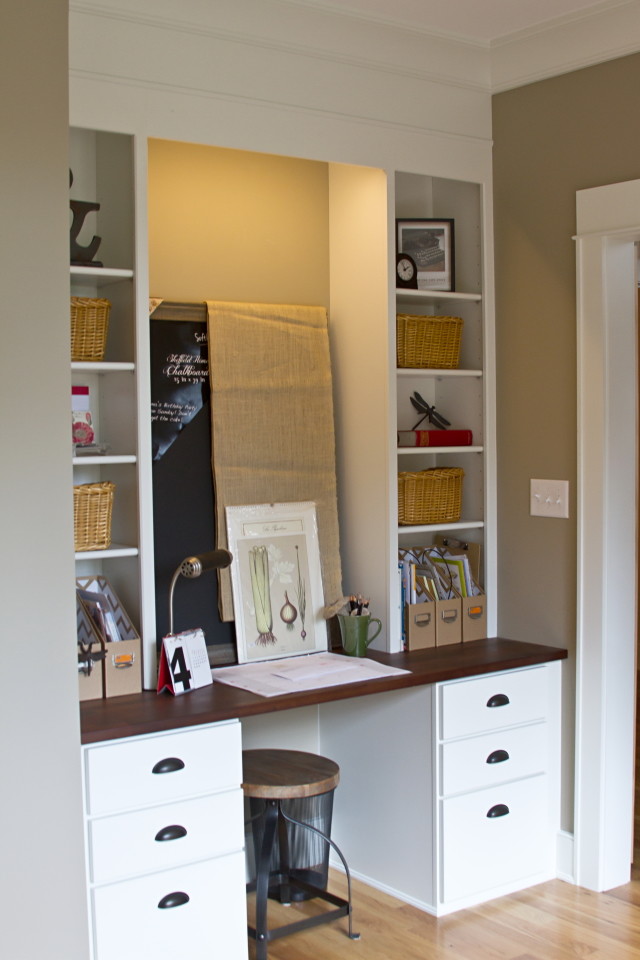 Inspiration för små klassiska hobbyrum, med grå väggar, ljust trägolv och ett inbyggt skrivbord