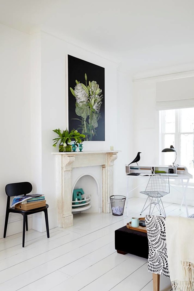 ロンドンにある北欧スタイルのおしゃれなホームオフィス・書斎 (白い壁、塗装フローリング、標準型暖炉、自立型机、白い床) の写真