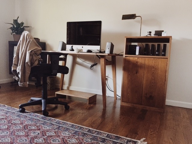 Immagine di uno studio classico di medie dimensioni con pareti beige, pavimento in legno massello medio, nessun camino e scrivania autoportante