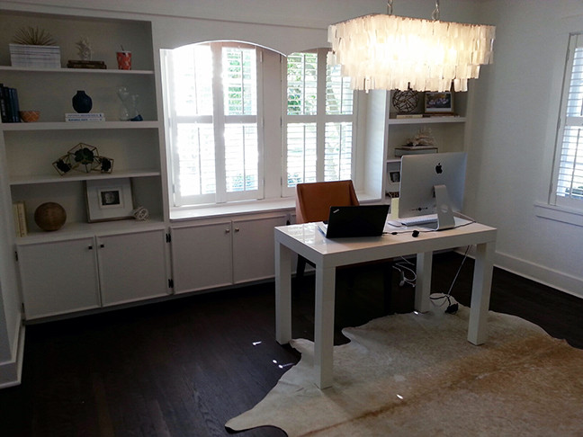 Idee per un ufficio design di medie dimensioni con pareti bianche, parquet scuro, nessun camino e scrivania autoportante