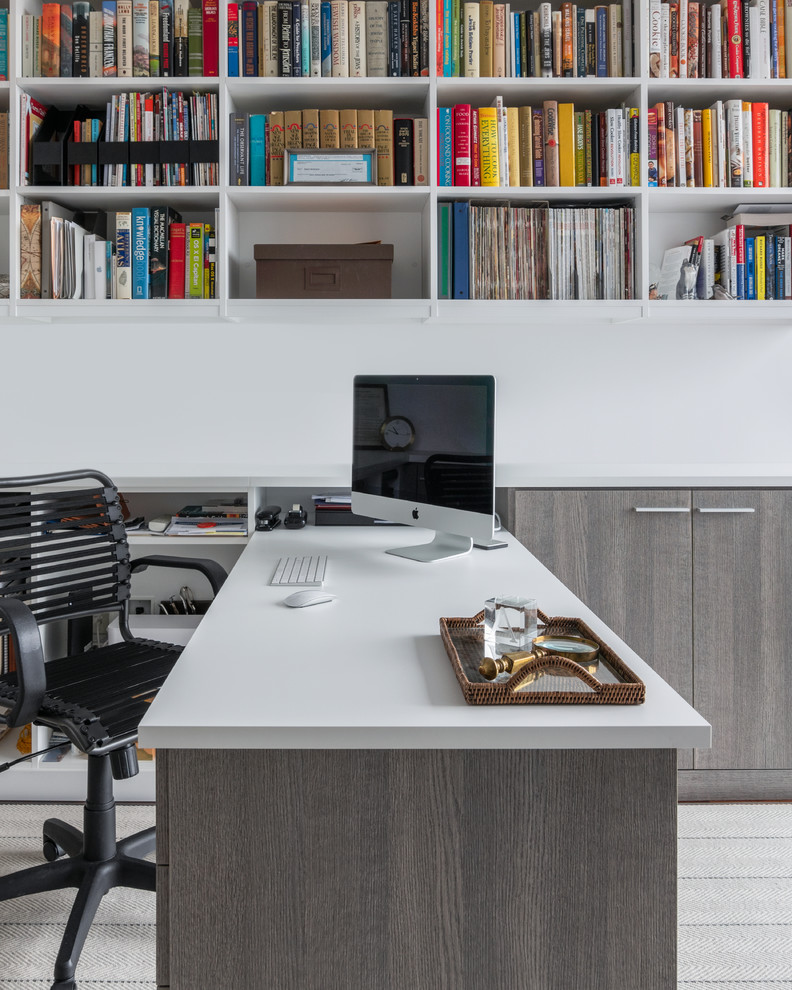 Exempel på ett modernt arbetsrum, med ett inbyggt skrivbord