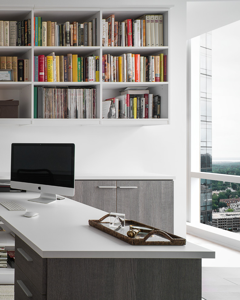 Idee per un ampio studio minimalista con scrivania incassata e pareti bianche