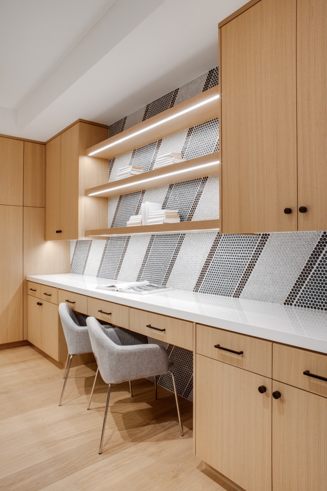 Idee per un ufficio minimalista con pareti multicolore, parquet chiaro, scrivania incassata e pavimento beige
