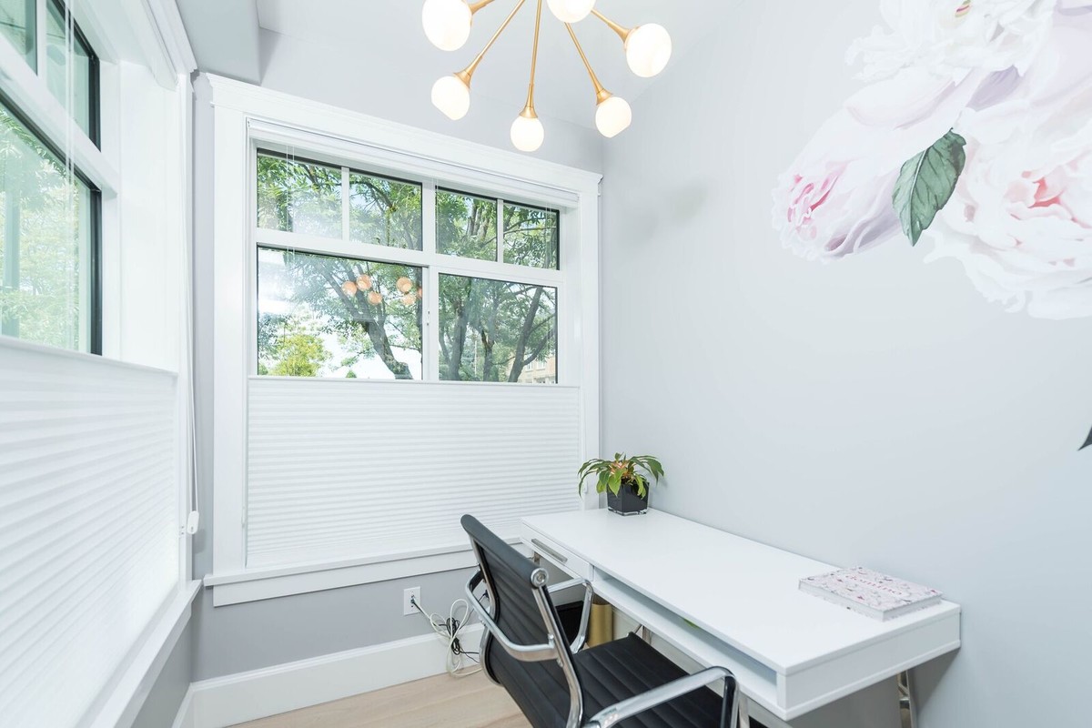 Свежая идея для дизайна: маленький кабинет в стиле неоклассика (современная классика) с серыми стенами, светлым паркетным полом, отдельно стоящим рабочим столом и бежевым полом для на участке и в саду - отличное фото интерьера