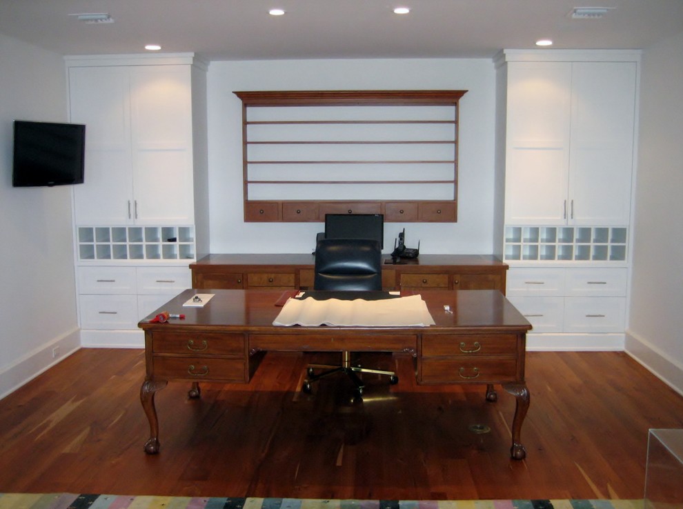 На фото: кабинет среднего размера в стиле модернизм с паркетным полом среднего тона и отдельно стоящим рабочим столом с