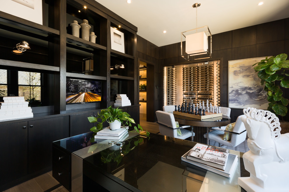 Imagen de despacho clásico renovado grande sin chimenea con paredes marrones, suelo de madera en tonos medios, escritorio independiente y suelo marrón