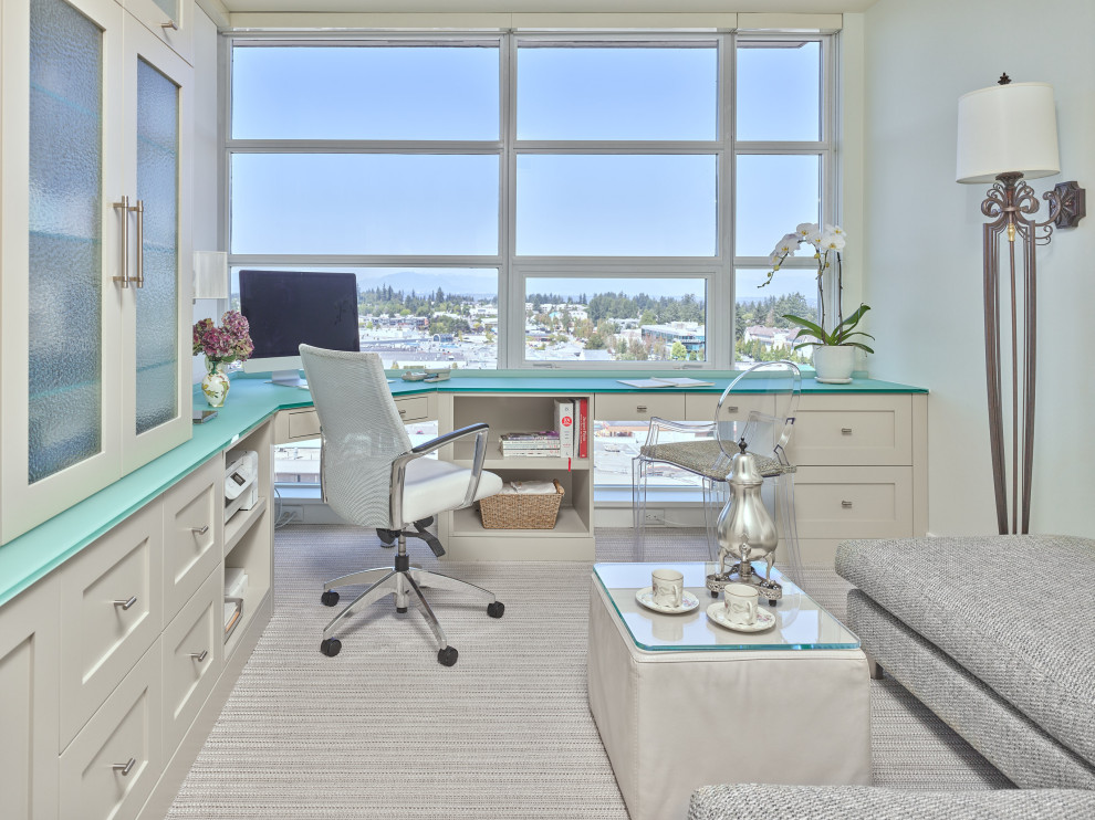 Foto de despacho tradicional renovado de tamaño medio con moqueta, escritorio empotrado, paredes grises y suelo gris