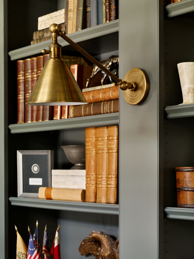 Cette photo montre un bureau chic de taille moyenne avec une bibliothèque ou un coin lecture, un mur gris, parquet foncé et un sol marron.