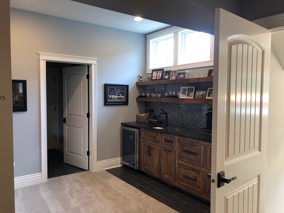 Ejemplo de despacho campestre de tamaño medio con paredes grises, moqueta y suelo beige