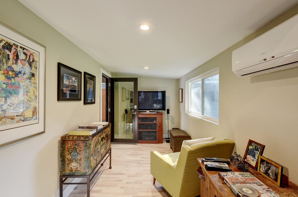 Diseño de despacho retro pequeño con paredes beige, suelo de madera clara, escritorio independiente y suelo beige