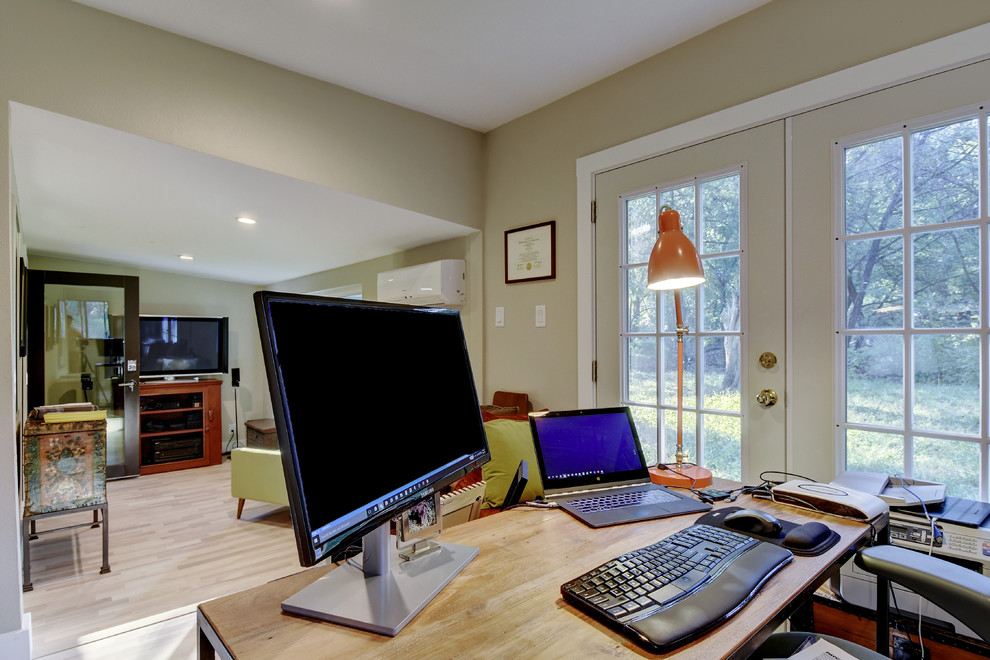 Foto de despacho vintage grande con paredes beige, suelo de madera clara, escritorio independiente y suelo beige