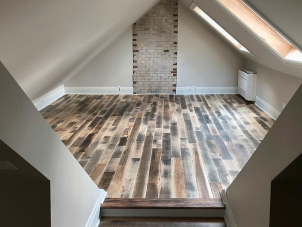 Foto de despacho tradicional renovado de tamaño medio sin chimenea con paredes blancas, suelo de madera en tonos medios y suelo multicolor