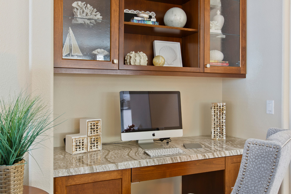 Esempio di un piccolo ufficio stile marino con pareti beige, pavimento con piastrelle in ceramica, nessun camino e scrivania incassata