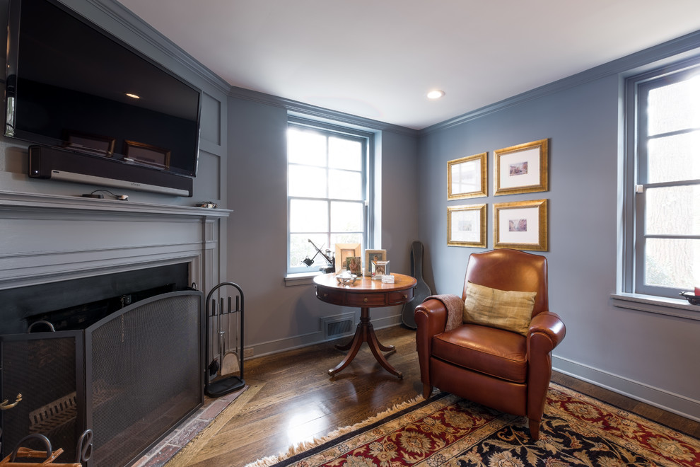 Idée de décoration pour un bureau tradition de taille moyenne avec un mur bleu, parquet foncé, une cheminée standard, un manteau de cheminée en bois et un bureau indépendant.