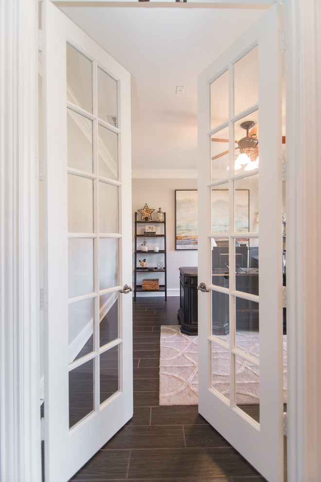 ダラスにある高級な広いコンテンポラリースタイルのおしゃれなホームオフィス・書斎 (白い壁、黒い床) の写真