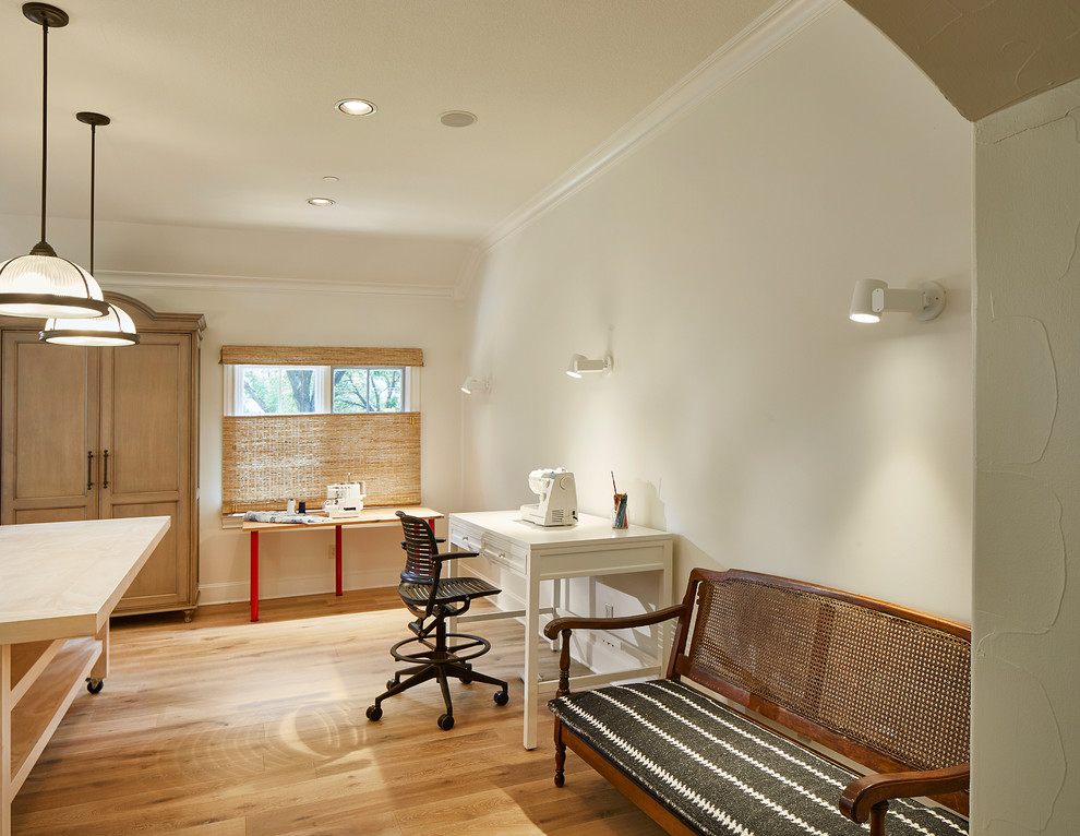 Idéer för ett stort klassiskt hemmastudio, med vita väggar, ljust trägolv, ett fristående skrivbord och beiget golv