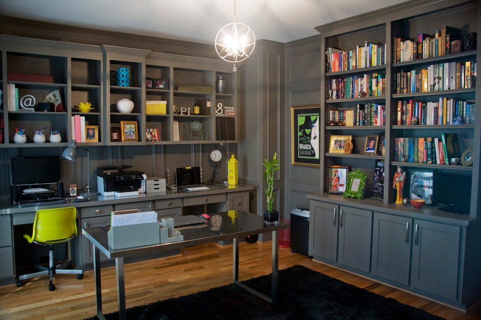 Стильный дизайн: кабинет в современном стиле с серыми стенами, паркетным полом среднего тона и встроенным рабочим столом - последний тренд