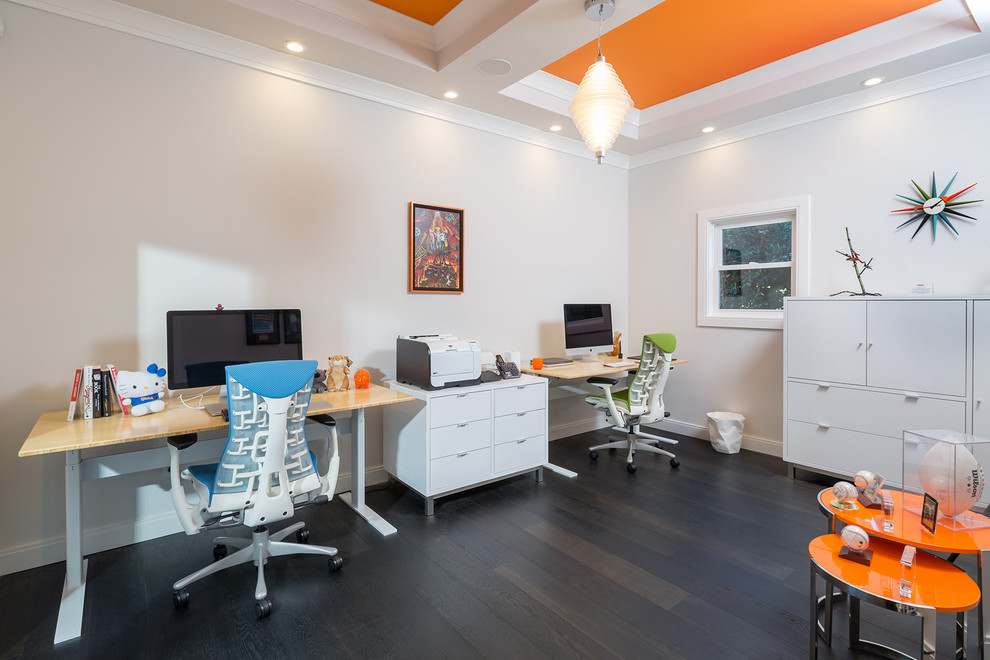 Aménagement d'un bureau contemporain de taille moyenne avec un mur beige, parquet foncé, un bureau indépendant, aucune cheminée et un sol marron.