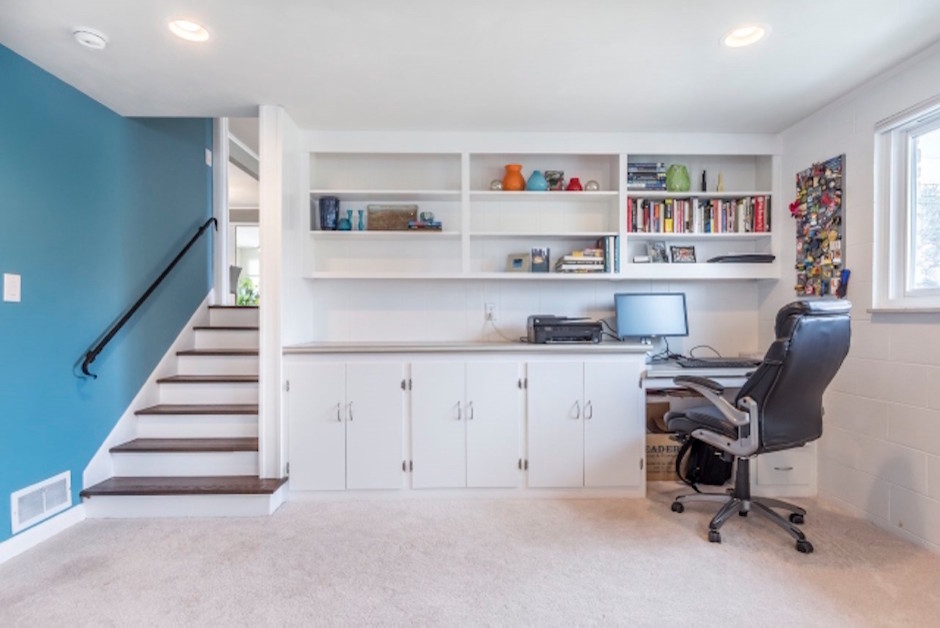 Kleines Klassisches Arbeitszimmer ohne Kamin mit Arbeitsplatz, blauer Wandfarbe, Teppichboden, Einbau-Schreibtisch und weißem Boden in Kolumbus