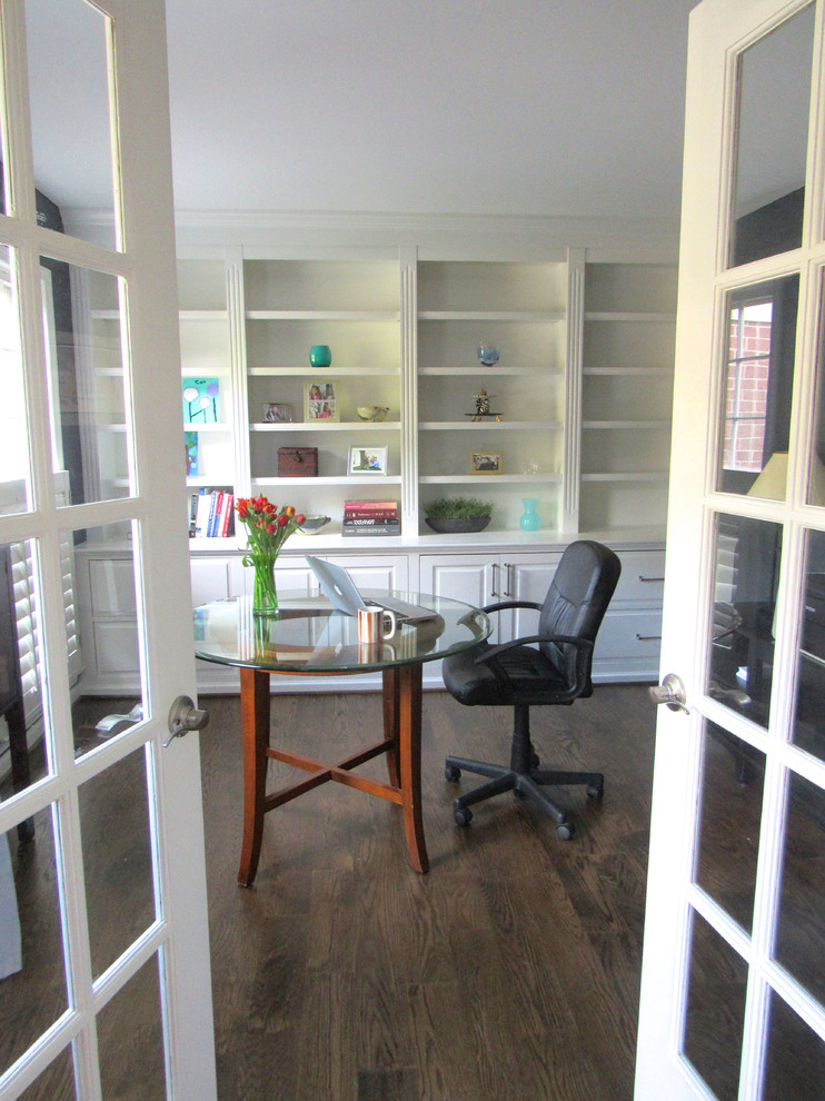 Kleines Klassisches Arbeitszimmer ohne Kamin mit Arbeitsplatz, grauer Wandfarbe, dunklem Holzboden, freistehendem Schreibtisch und braunem Boden in Washington, D.C.