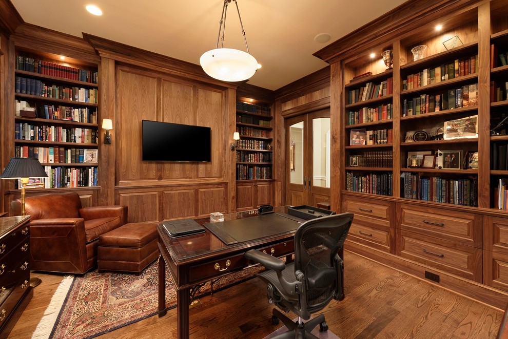 Modelo de despacho clásico grande con biblioteca, suelo de madera oscura y escritorio independiente