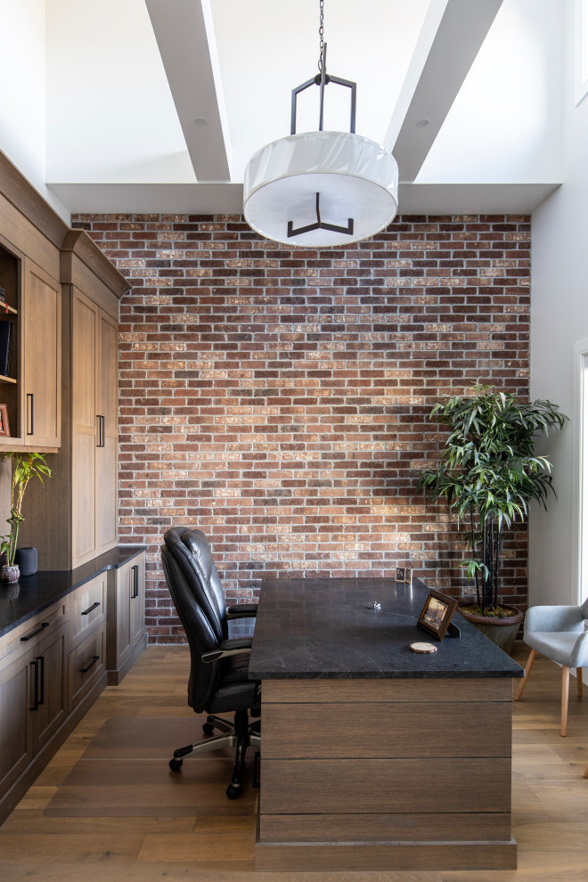 Ejemplo de despacho clásico renovado de tamaño medio con paredes blancas, suelo de madera en tonos medios, escritorio independiente y suelo marrón