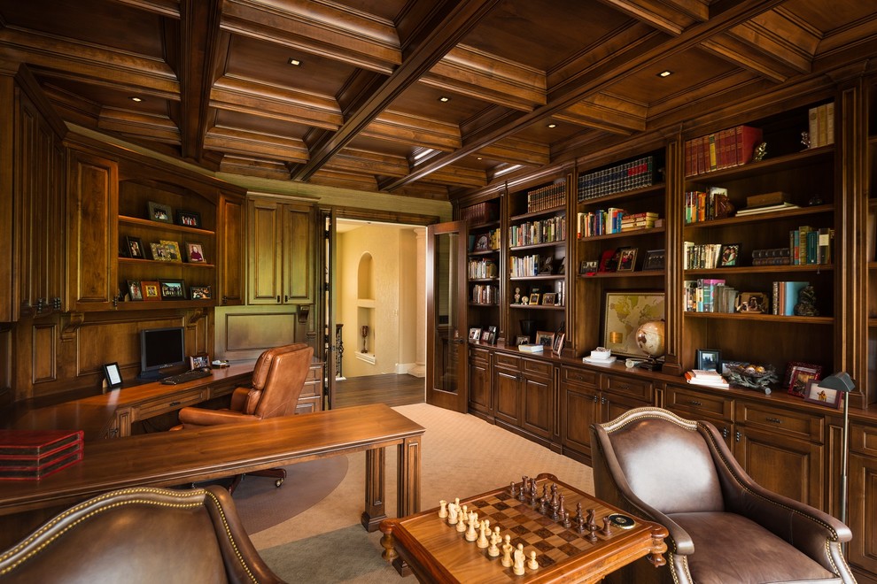 Inspiration för ett stort medelhavsstil hemmabibliotek, med bruna väggar, heltäckningsmatta och ett inbyggt skrivbord