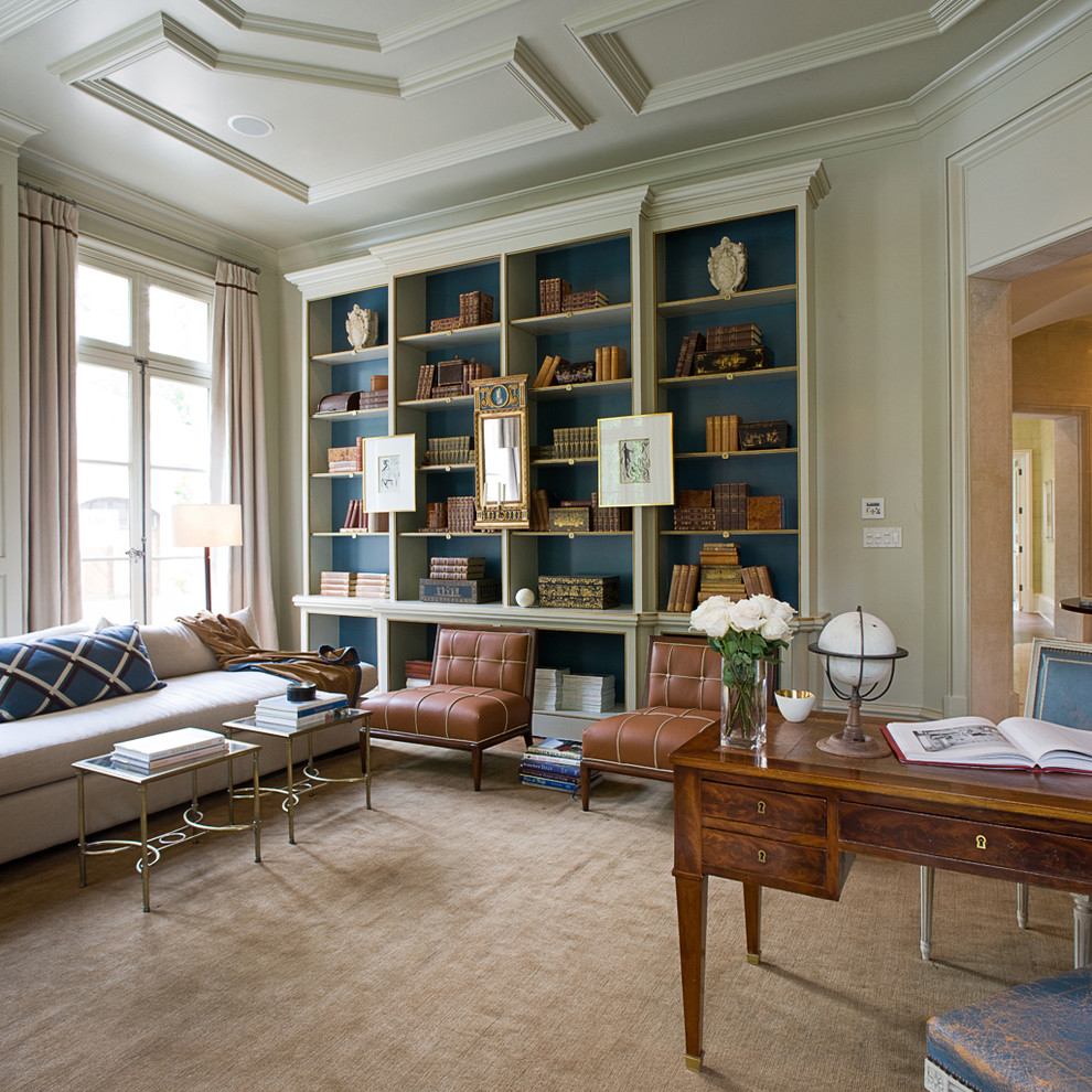 Klassisk inredning av ett stort arbetsrum, med ett fristående skrivbord, grå väggar, ett bibliotek och heltäckningsmatta