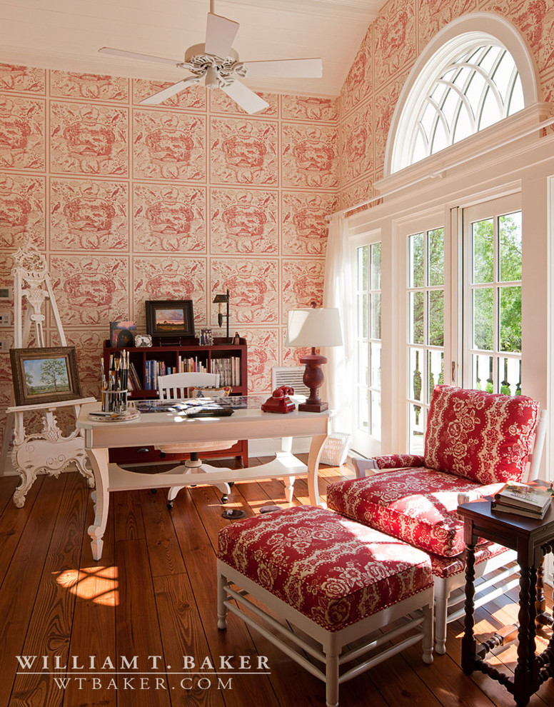 Großes Klassisches Nähzimmer mit bunten Wänden, braunem Holzboden, freistehendem Schreibtisch und braunem Boden in Atlanta