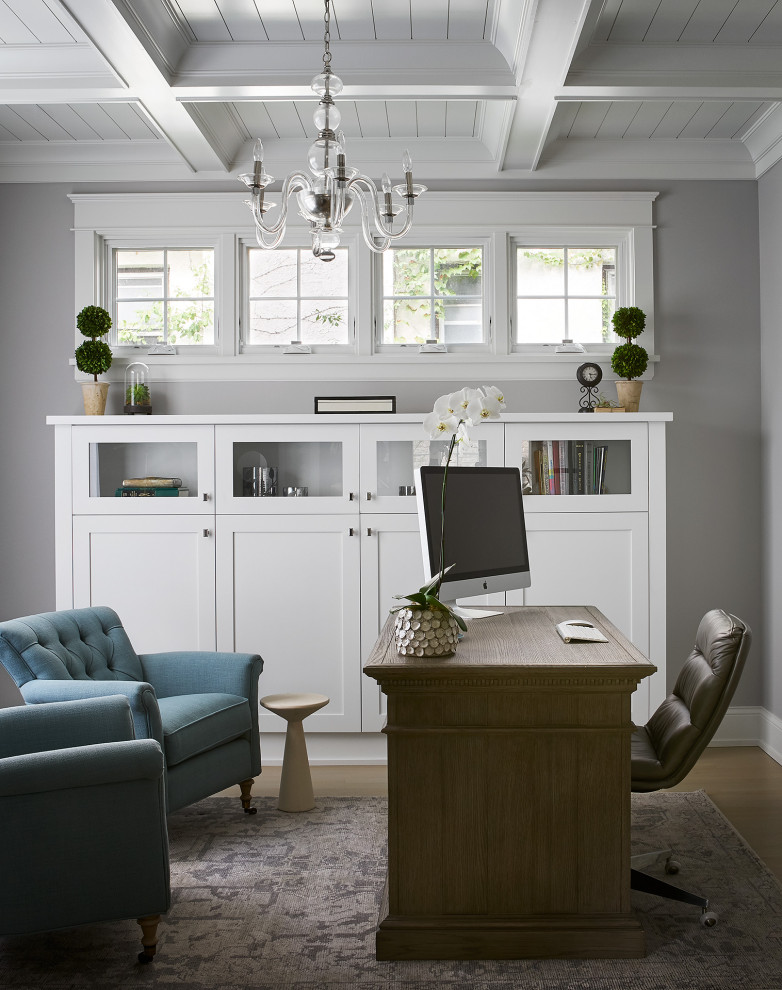Inspiration pour un bureau traditionnel avec un mur gris, aucune cheminée, un bureau indépendant et un plafond à caissons.