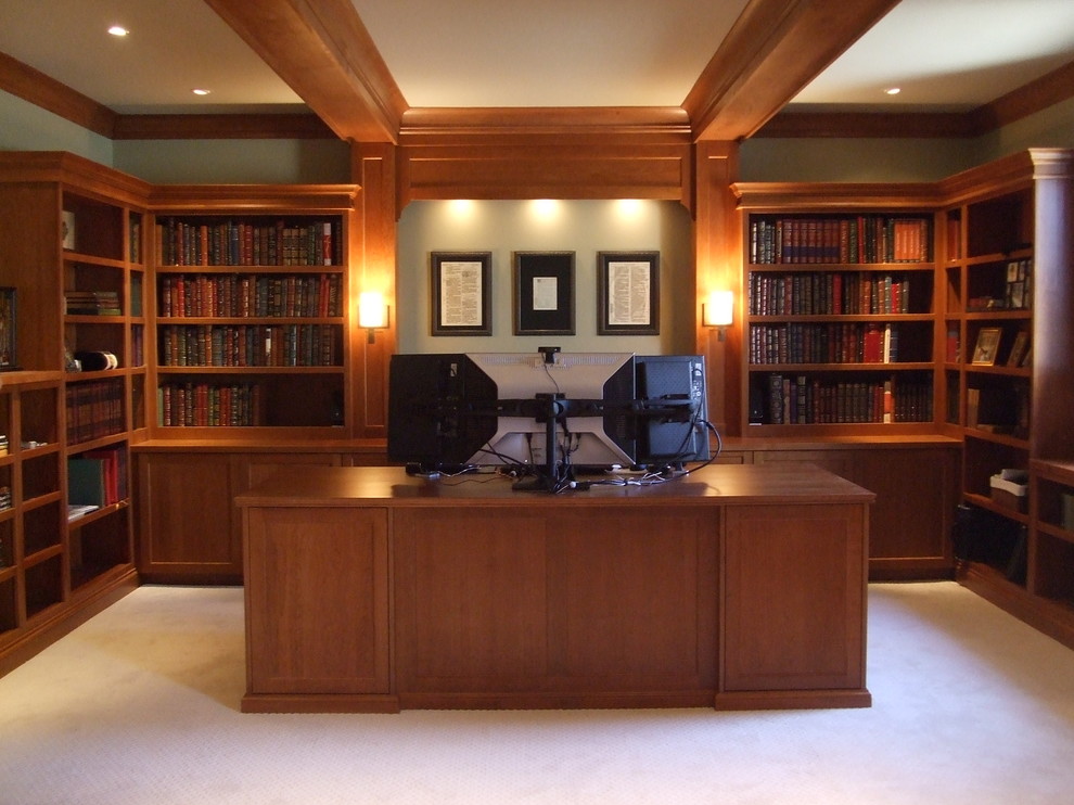 Immagine di un ampio studio chic con libreria, pareti multicolore, moquette, scrivania incassata e pavimento beige