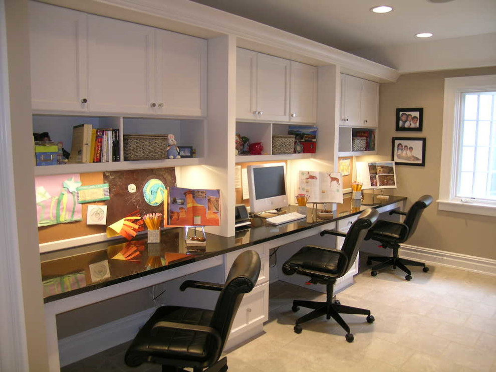 Foto de despacho tradicional renovado extra grande con paredes grises, suelo de baldosas de cerámica, escritorio empotrado y suelo beige