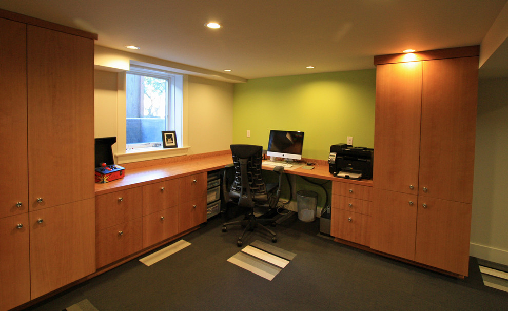 Diseño de despacho contemporáneo de tamaño medio con paredes verdes, moqueta y escritorio empotrado