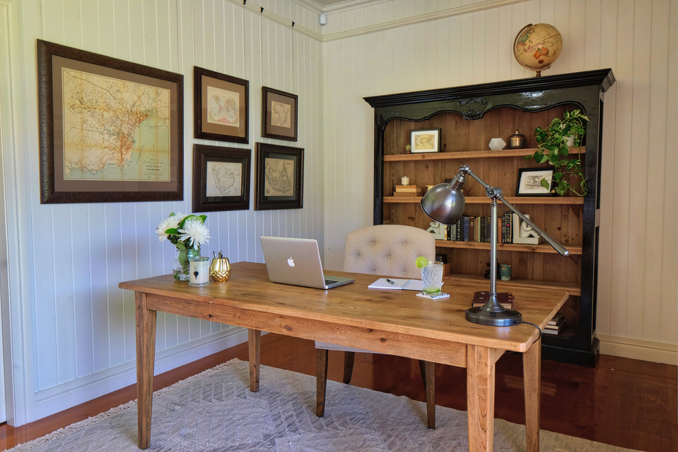 Cette photo montre un bureau nature avec un mur beige, parquet foncé, un bureau indépendant et un sol marron.