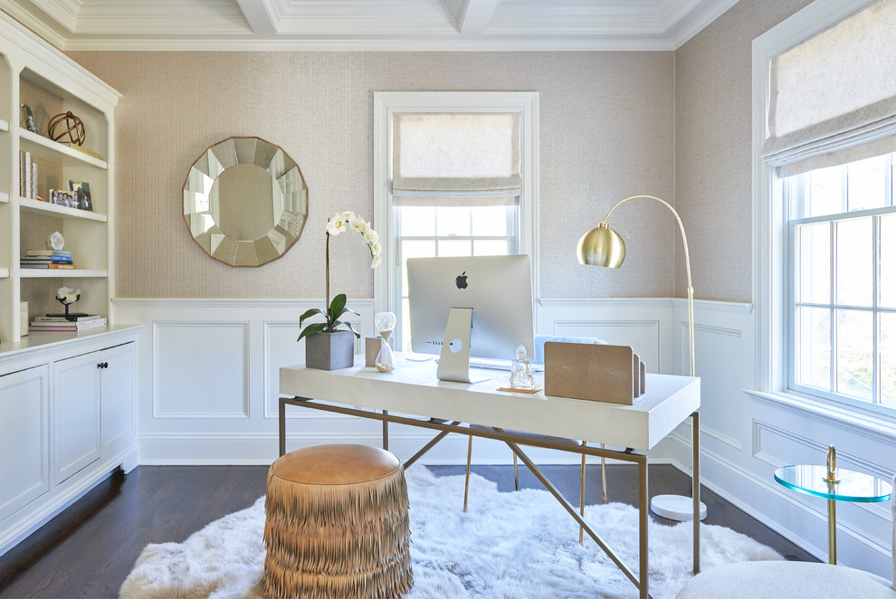 Idée de décoration pour un bureau tradition avec un mur beige, parquet foncé, un bureau indépendant et un sol marron.