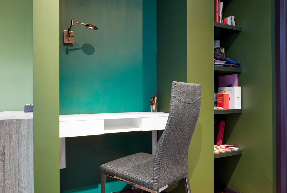 Exemple d'un petit bureau tendance avec un mur vert, parquet foncé, aucune cheminée, un bureau intégré et un sol marron.