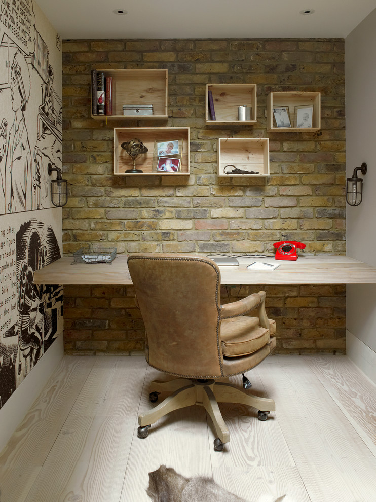 ロンドンにあるお手頃価格の小さなトランジショナルスタイルのおしゃれなホームオフィス・書斎 (造り付け机、ベージュの壁、淡色無垢フローリング、暖炉なし、ベージュの床) の写真