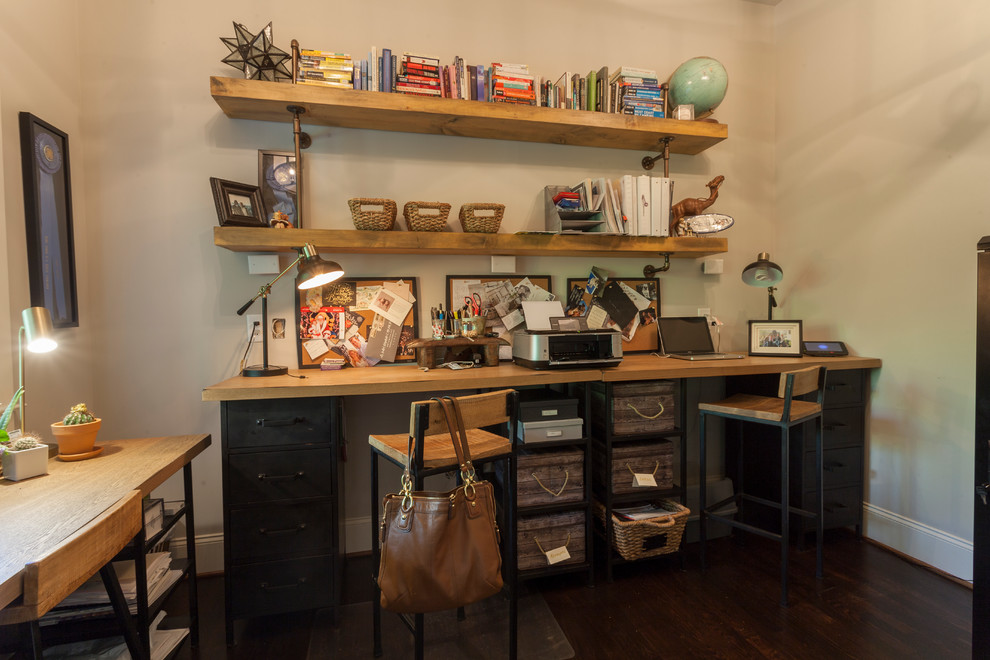 Exemple d'un bureau montagne de taille moyenne avec un mur gris, parquet foncé, un bureau indépendant et un sol marron.