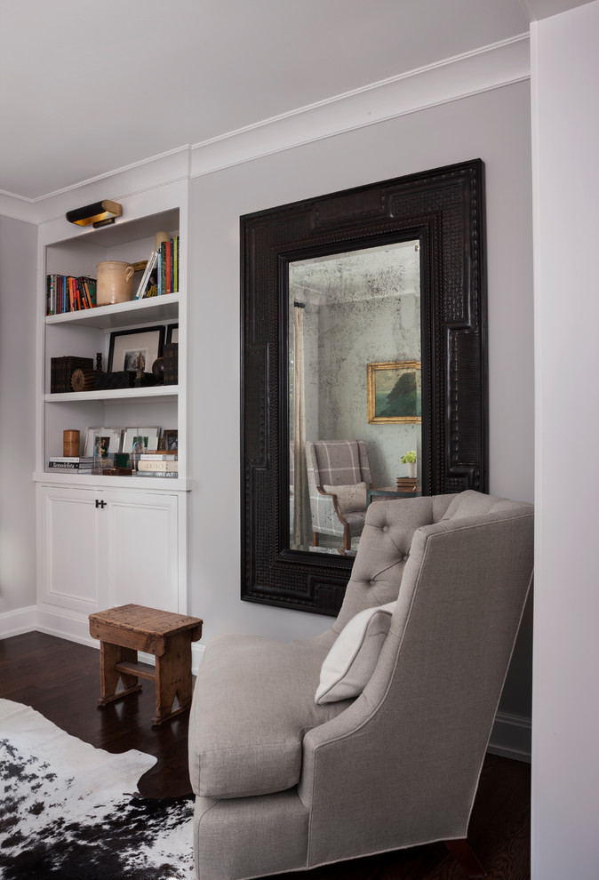 デトロイトにある高級な小さなトラディショナルスタイルのおしゃれな書斎 (グレーの壁、濃色無垢フローリング、暖炉なし、自立型机、茶色い床) の写真