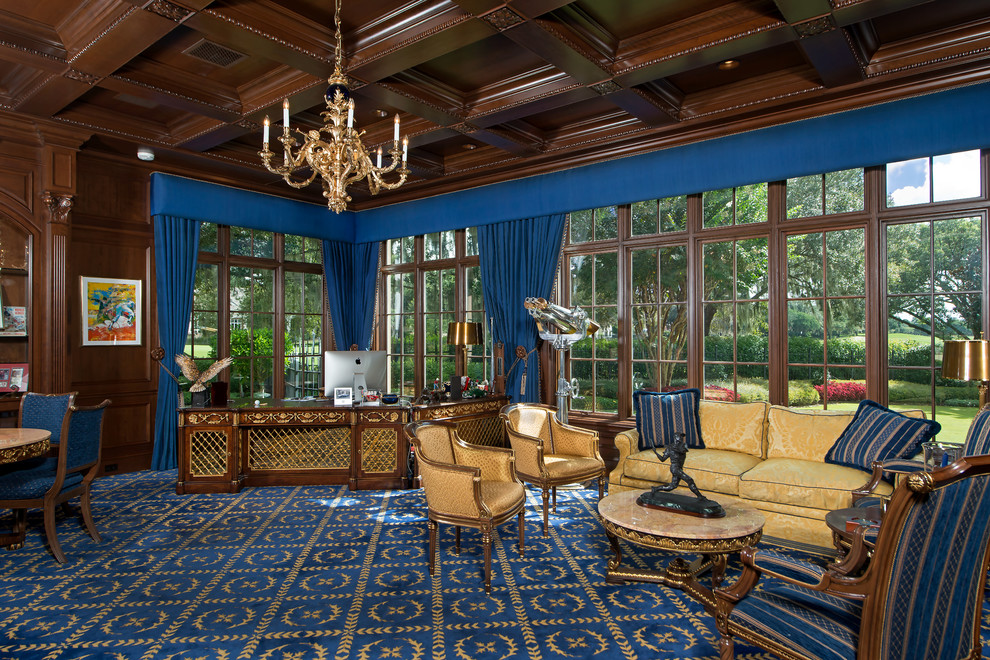 Geräumiges Klassisches Arbeitszimmer mit Arbeitsplatz, brauner Wandfarbe, Teppichboden, freistehendem Schreibtisch und blauem Boden in Orlando