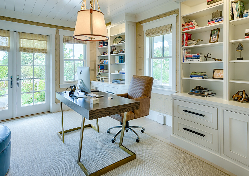 Idee per uno studio costiero con pareti beige, parquet chiaro, scrivania autoportante e pavimento beige