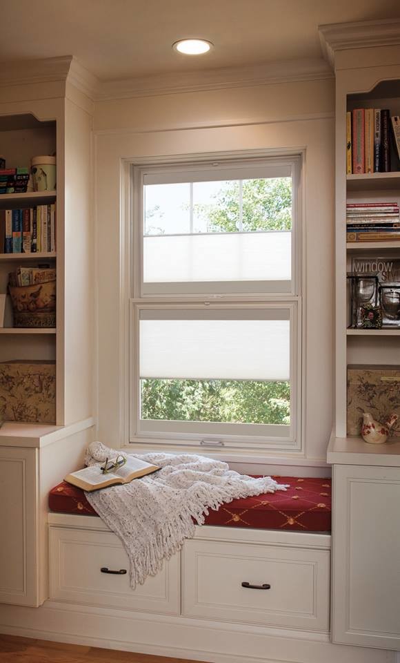 Rustikales Lesezimmer mit weißer Wandfarbe, braunem Holzboden und beigem Boden in New York