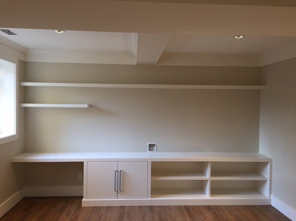 Mittelgroßes Klassisches Arbeitszimmer ohne Kamin mit Arbeitsplatz, grauer Wandfarbe, braunem Holzboden und Einbau-Schreibtisch in Vancouver