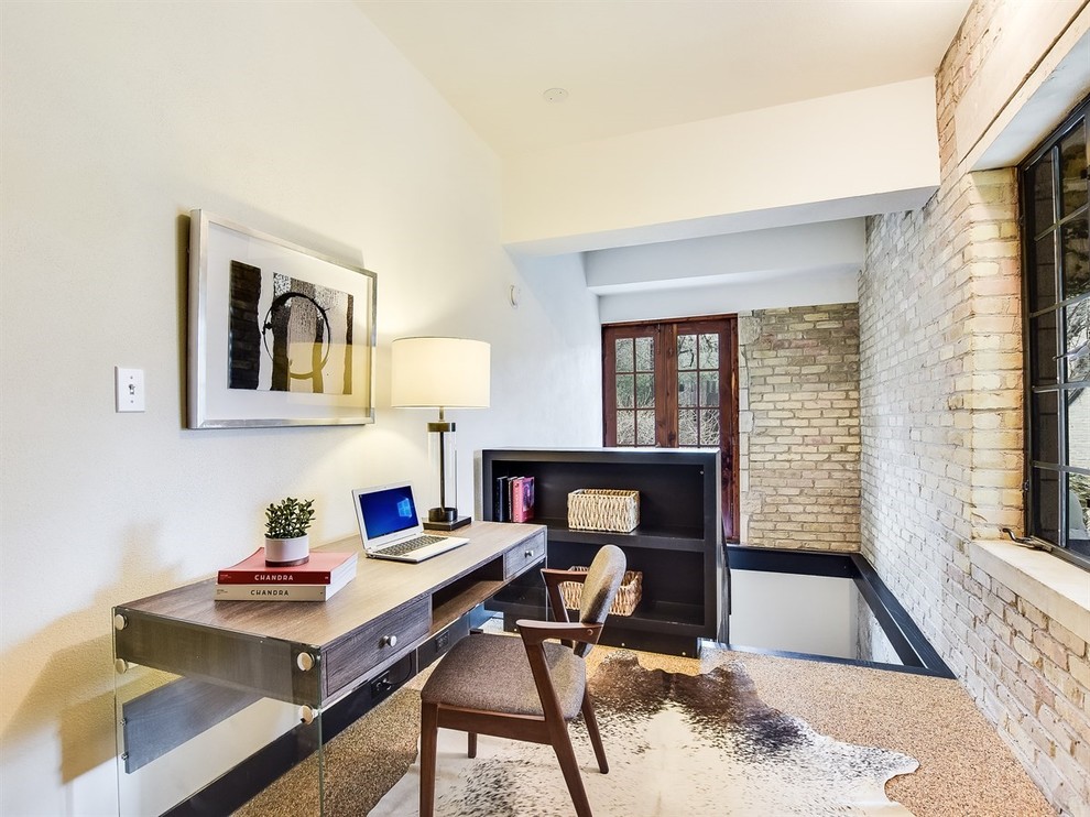 Imagen de despacho clásico renovado con paredes blancas, escritorio independiente y suelo marrón
