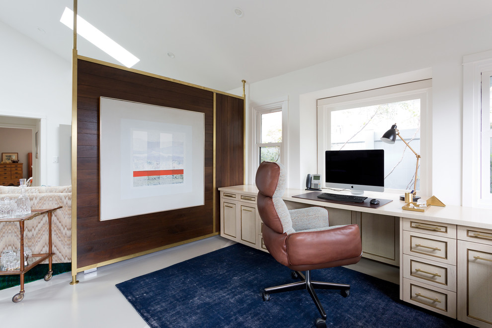 На фото: кабинет в стиле неоклассика (современная классика) с белыми стенами, отдельно стоящим рабочим столом и белым полом без камина с