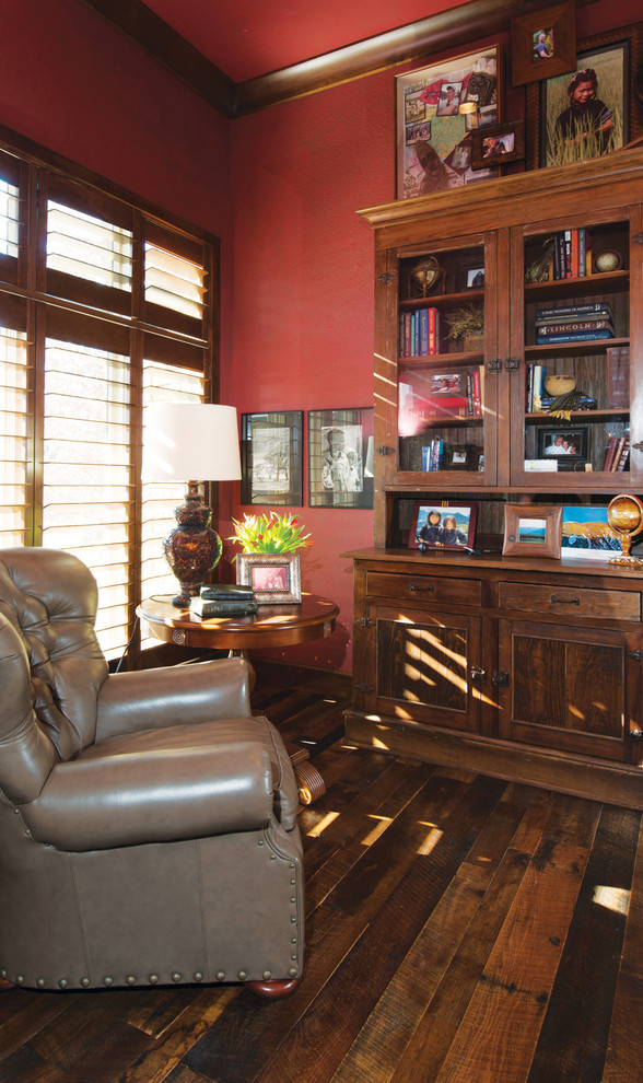 Mittelgroßes Rustikales Arbeitszimmer ohne Kamin mit Arbeitsplatz, roter Wandfarbe, braunem Holzboden und Einbau-Schreibtisch in Sonstige