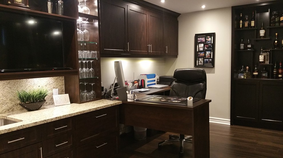 Imagen de despacho contemporáneo de tamaño medio con paredes beige, suelo de madera oscura, escritorio empotrado y suelo marrón