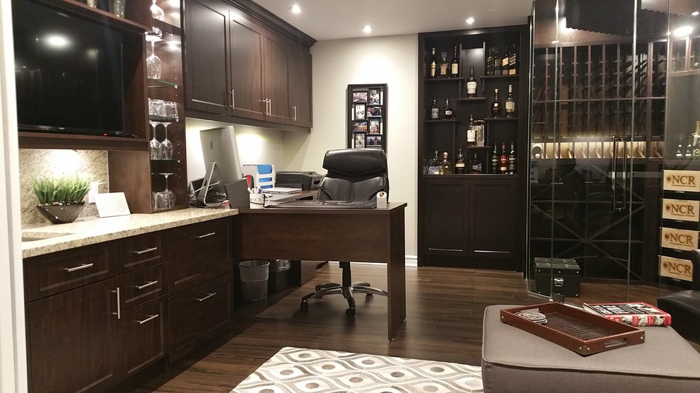 Diseño de despacho contemporáneo de tamaño medio con paredes beige, suelo de madera oscura, escritorio empotrado y suelo marrón