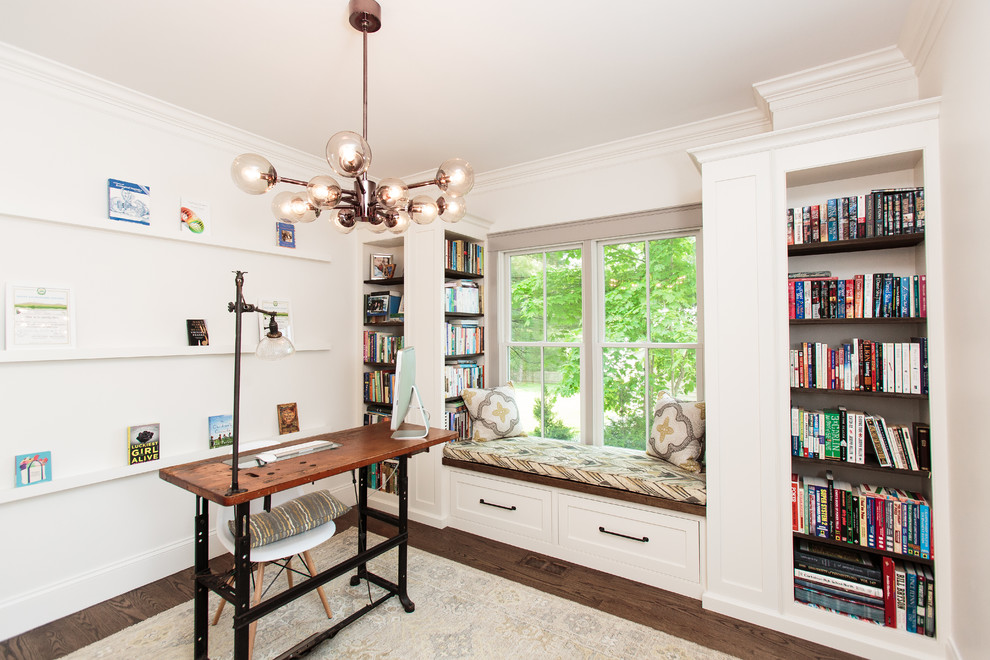 Idéer för mellanstora lantliga hemmabibliotek, med vita väggar, mörkt trägolv och ett fristående skrivbord
