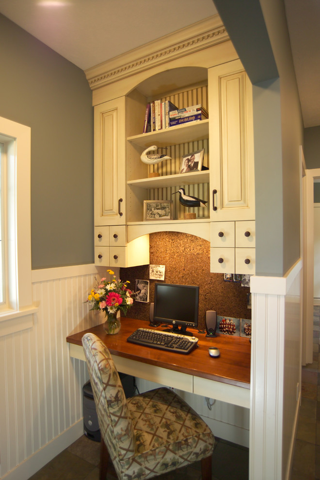 Свежая идея для дизайна: большой кабинет в стиле неоклассика (современная классика) с полом из сланца, встроенным рабочим столом и серыми стенами - отличное фото интерьера